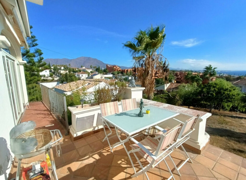 Resale - House -
Estepona