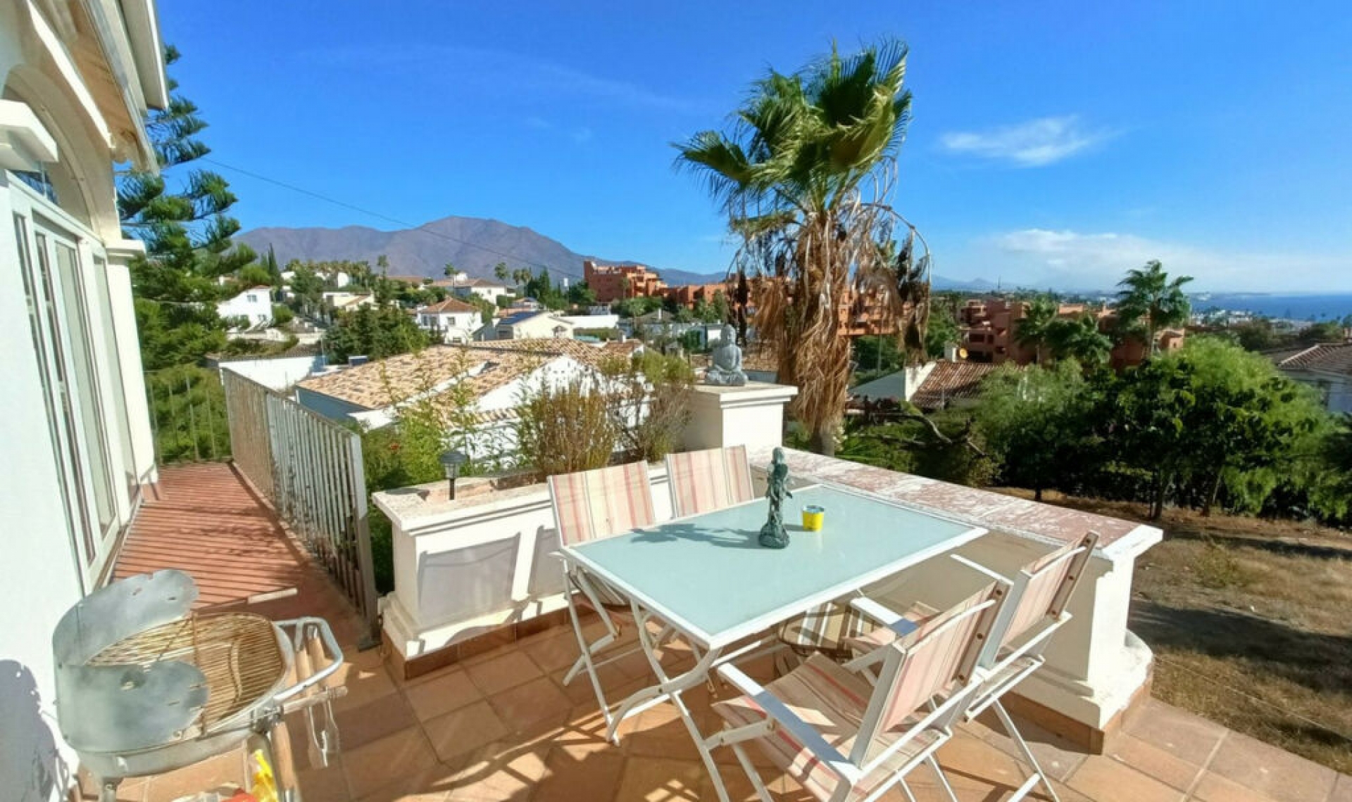 Resale - House -
Estepona