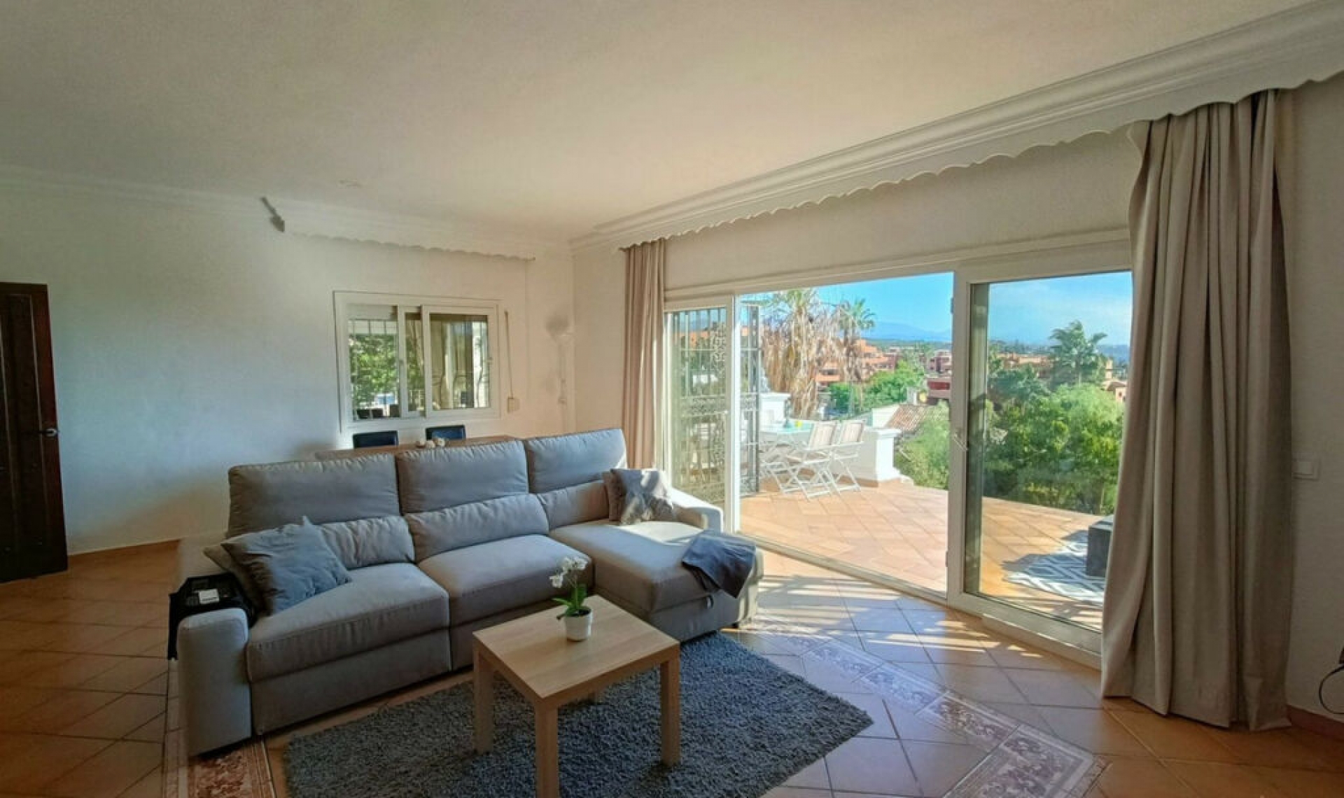 Resale - House -
Estepona