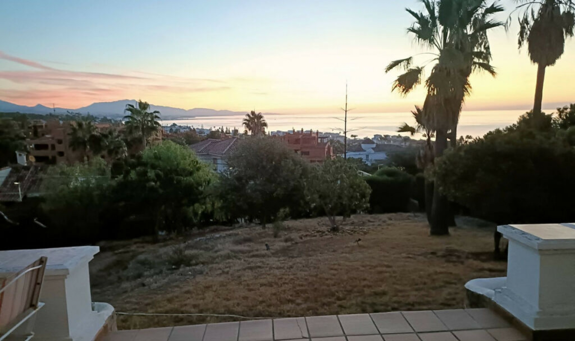 Resale - House -
Estepona