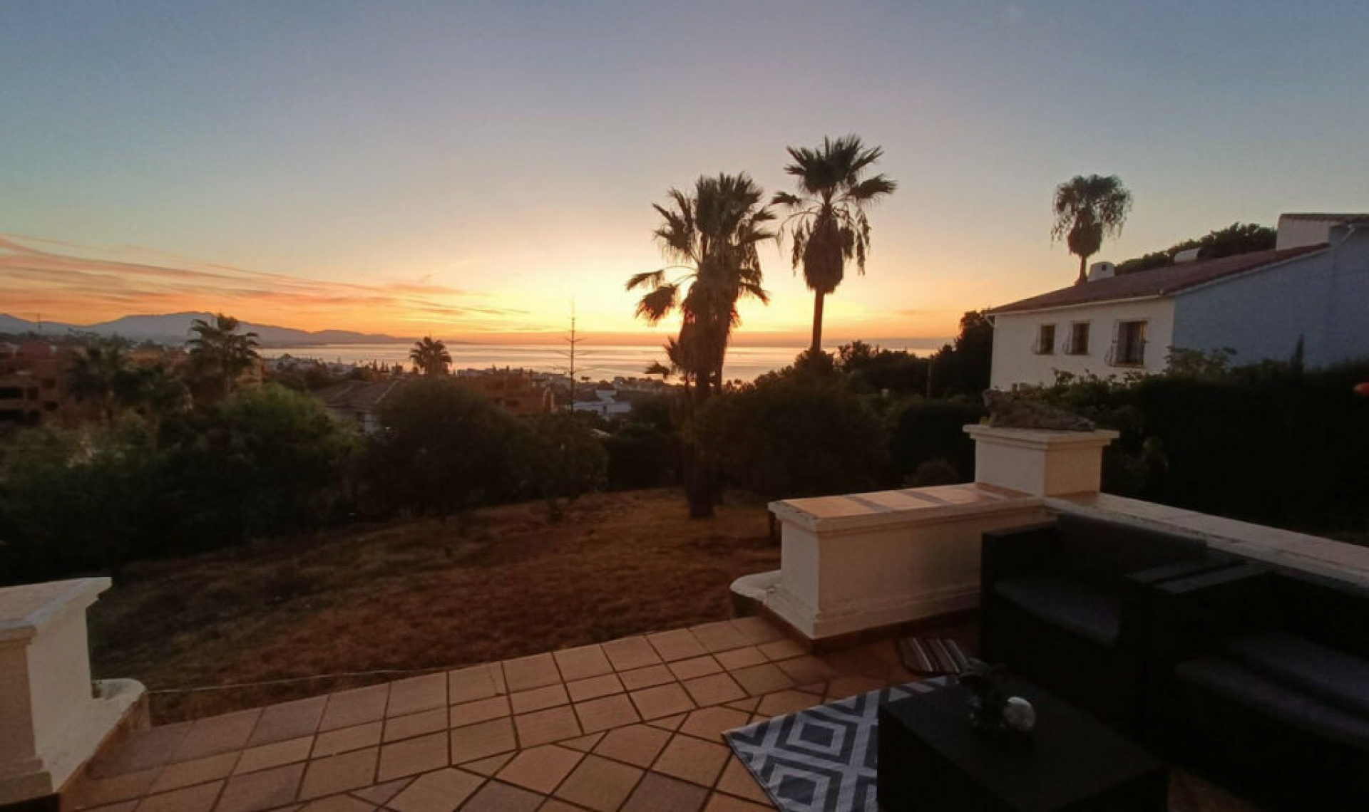 Resale - House -
Estepona
