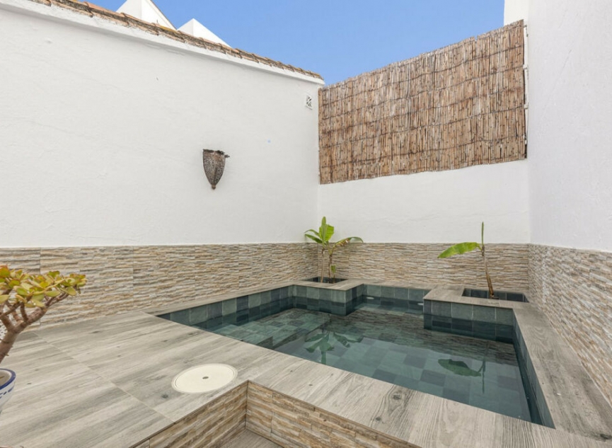 Resale - House -
Estepona