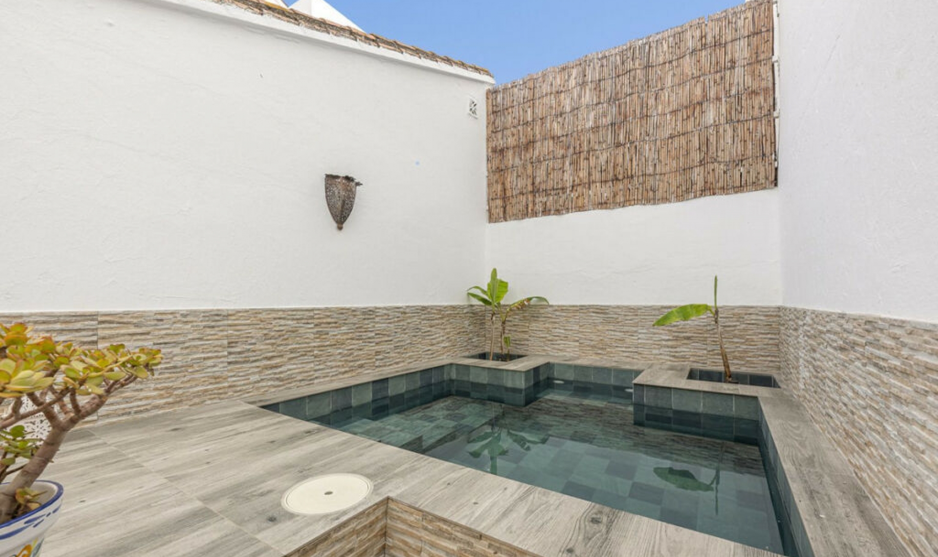 Resale - House -
Estepona