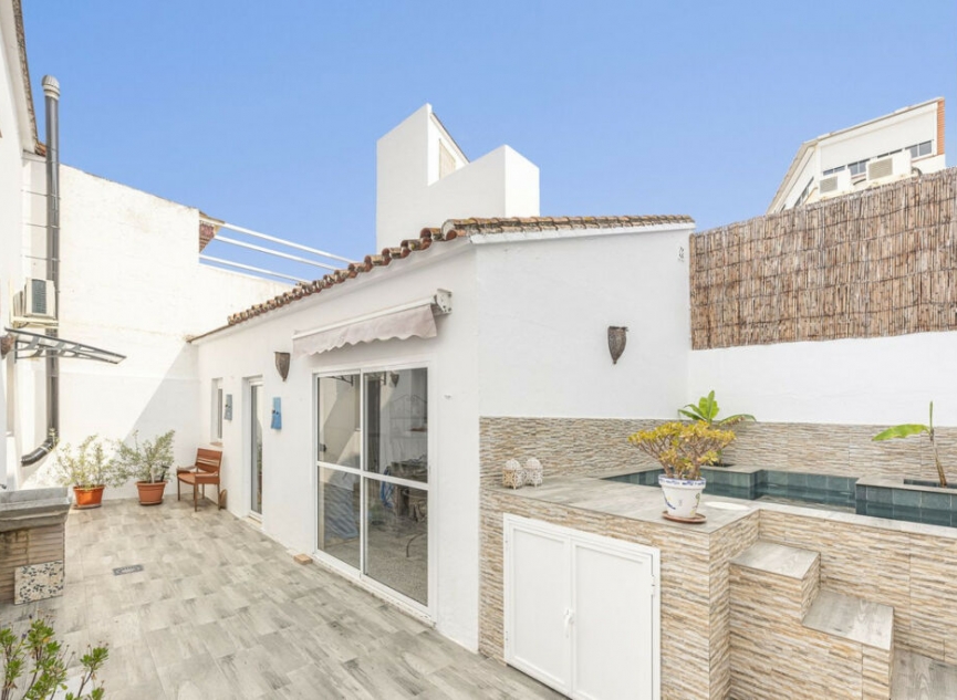 Resale - House -
Estepona