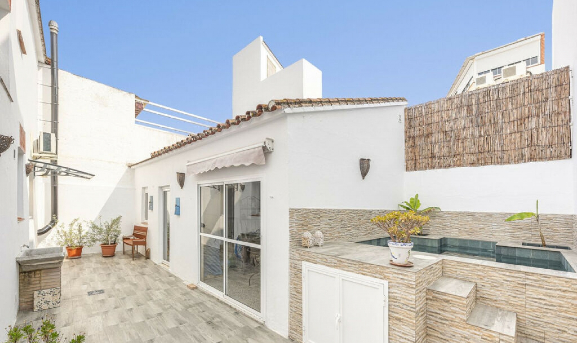 Resale - House -
Estepona