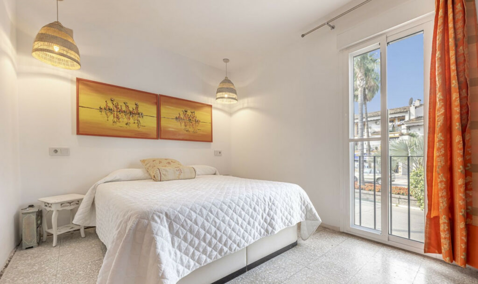 Resale - House -
Estepona