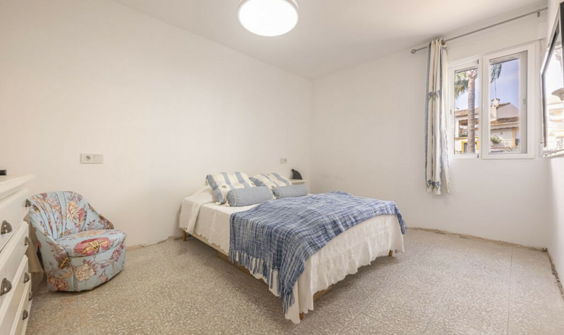 Resale - House -
Estepona