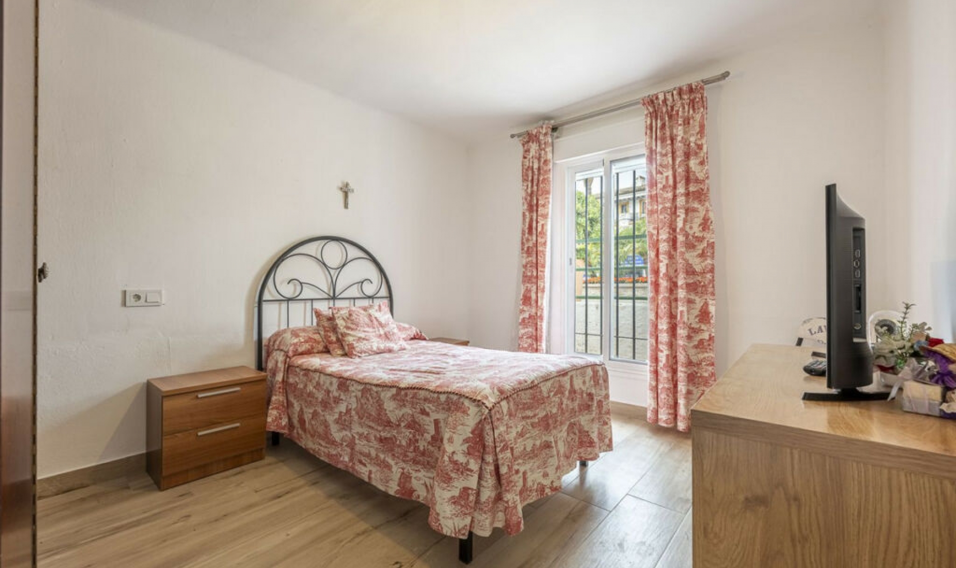 Resale - House -
Estepona