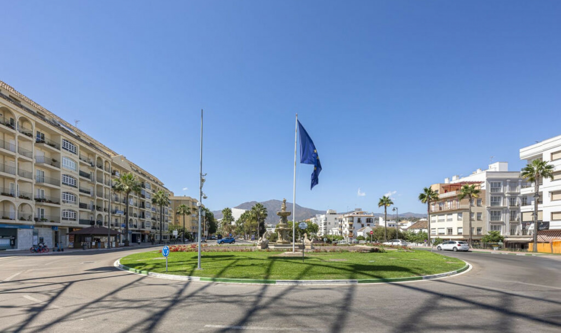 Resale - House -
Estepona