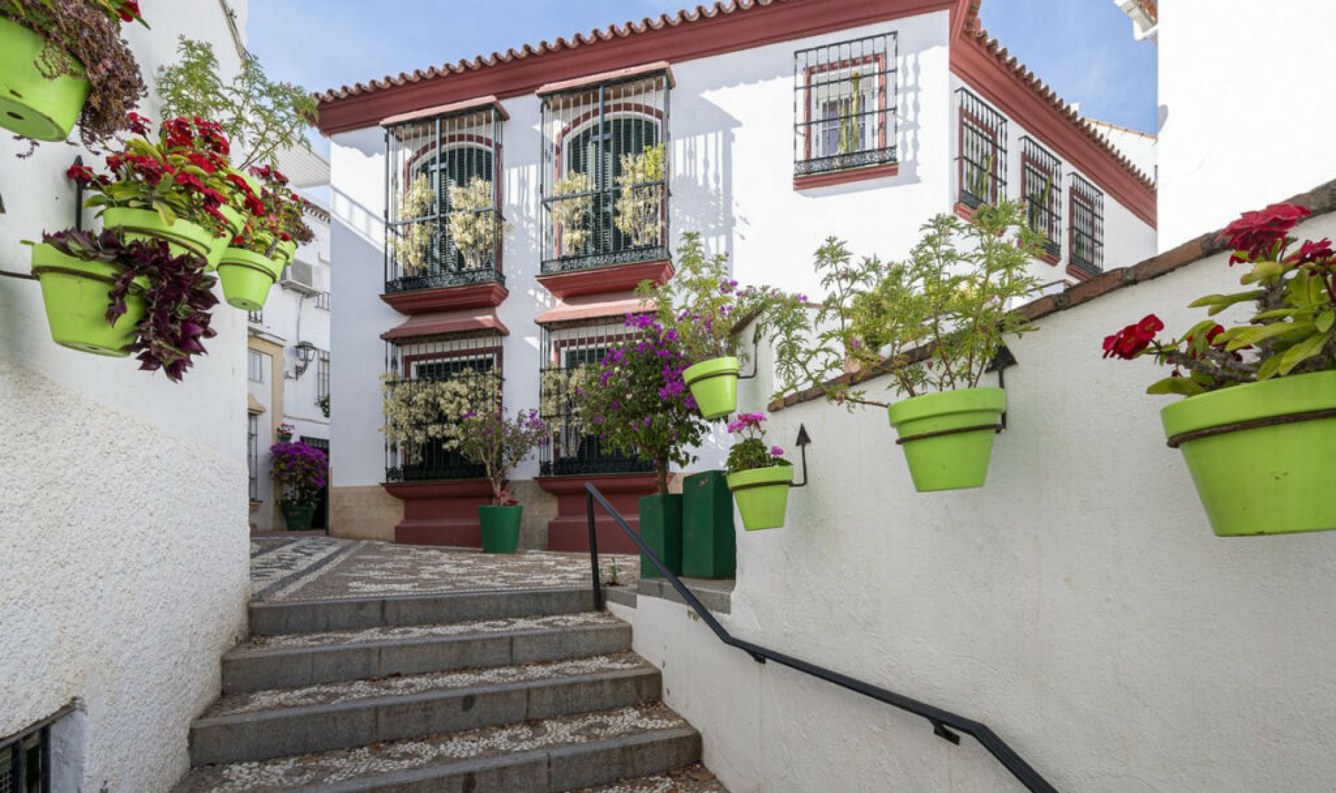 Resale - House -
Estepona