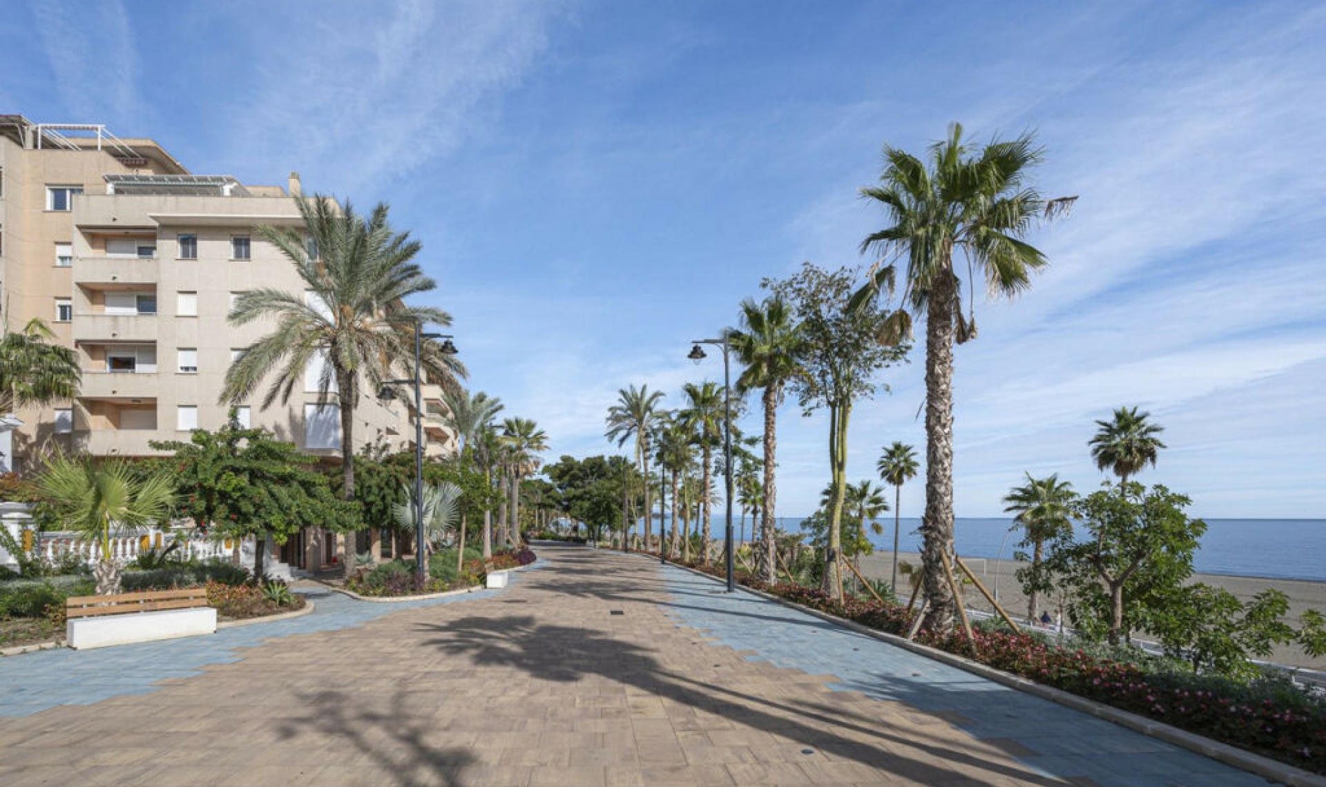 Resale - House -
Estepona