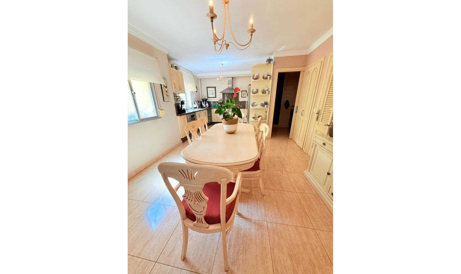 Resale - House -
Estepona