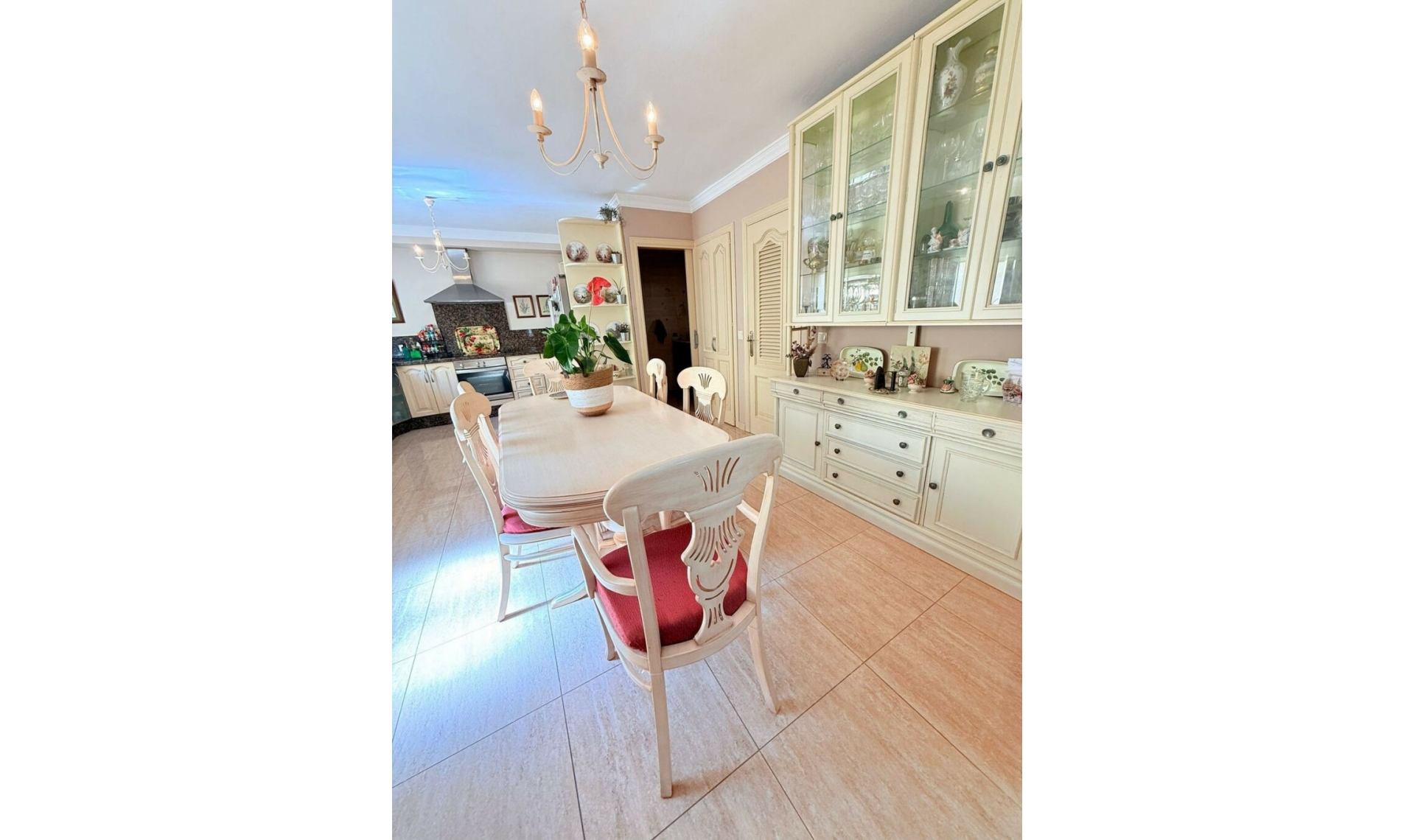 Resale - House -
Estepona