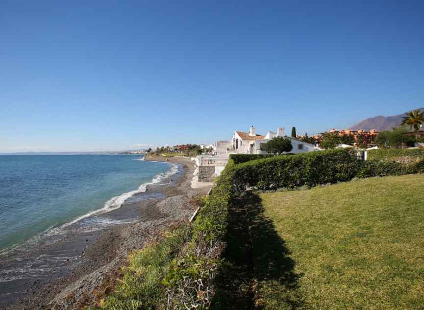 Resale - House -
Estepona