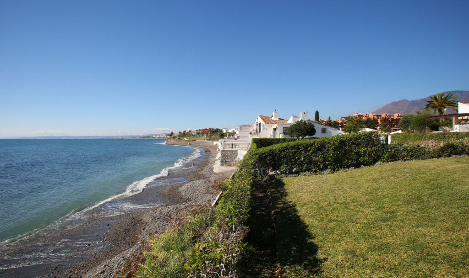 Resale - House -
Estepona