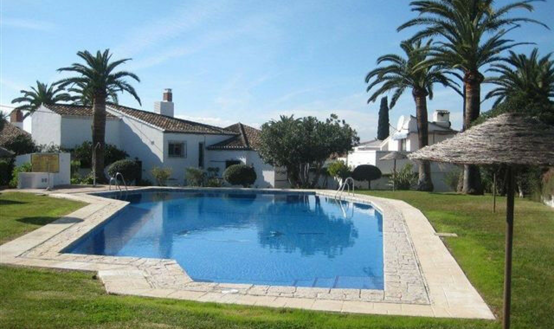 Resale - House -
Estepona