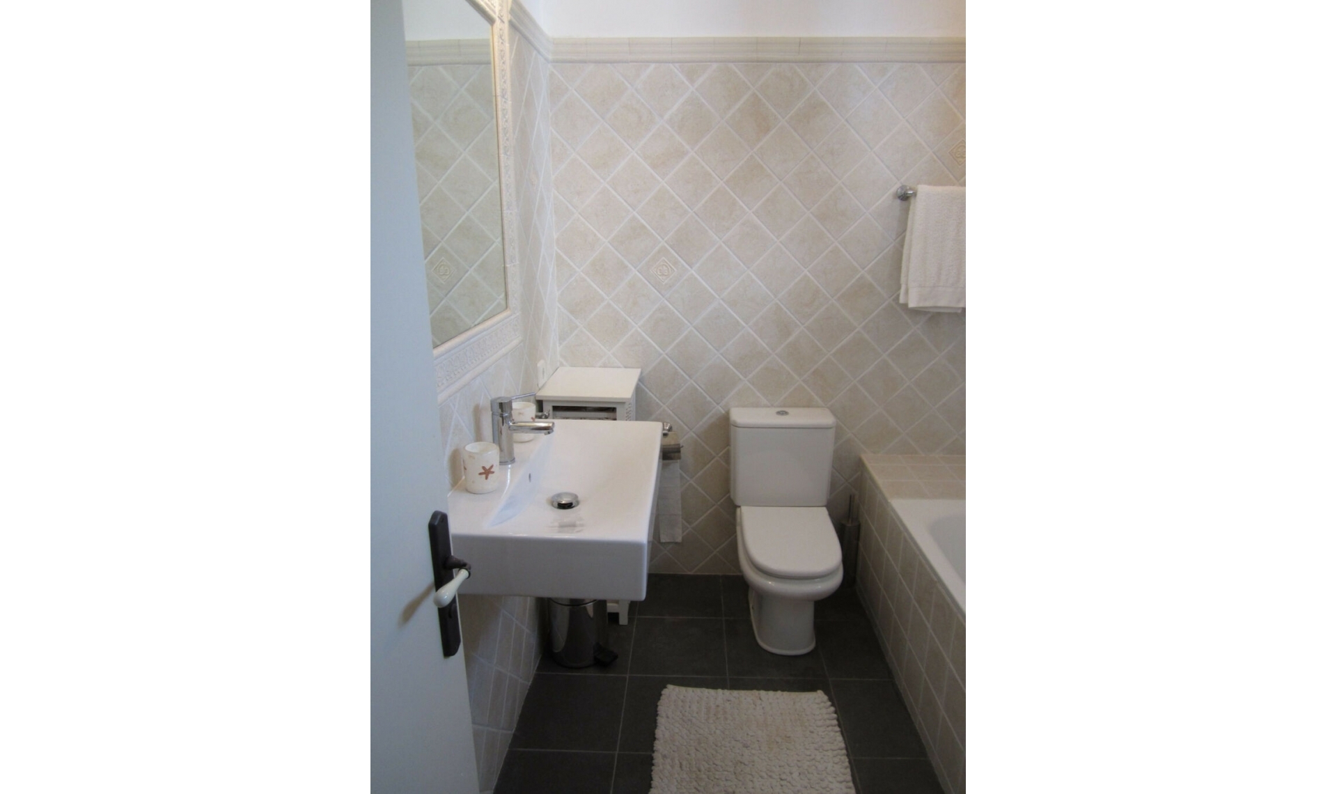 Resale - House -
Estepona