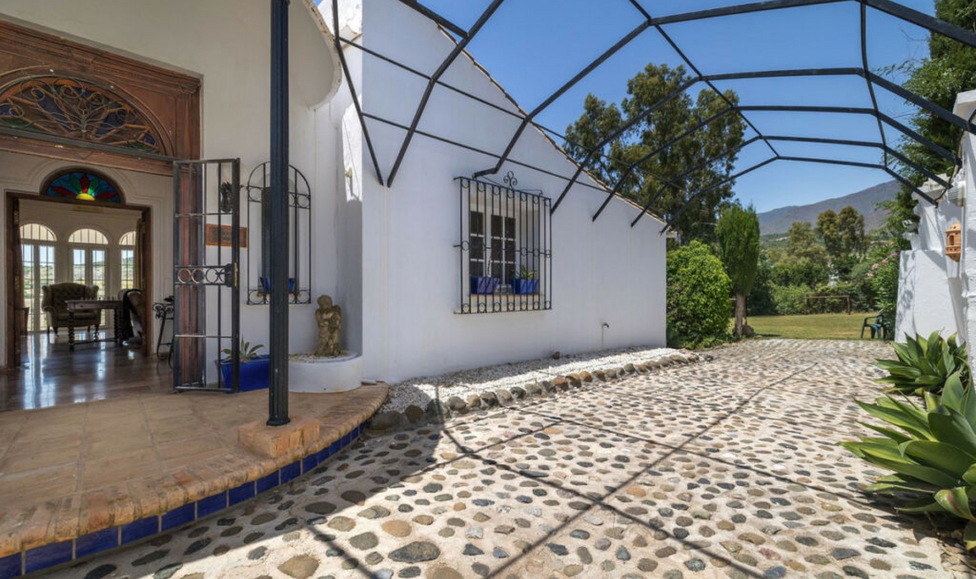 Resale - House -
Estepona