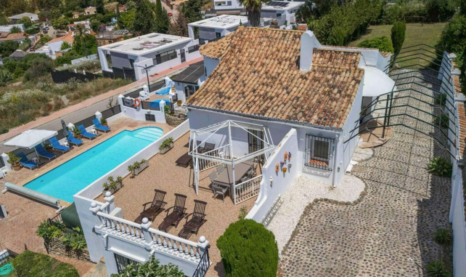 Resale - House -
Estepona