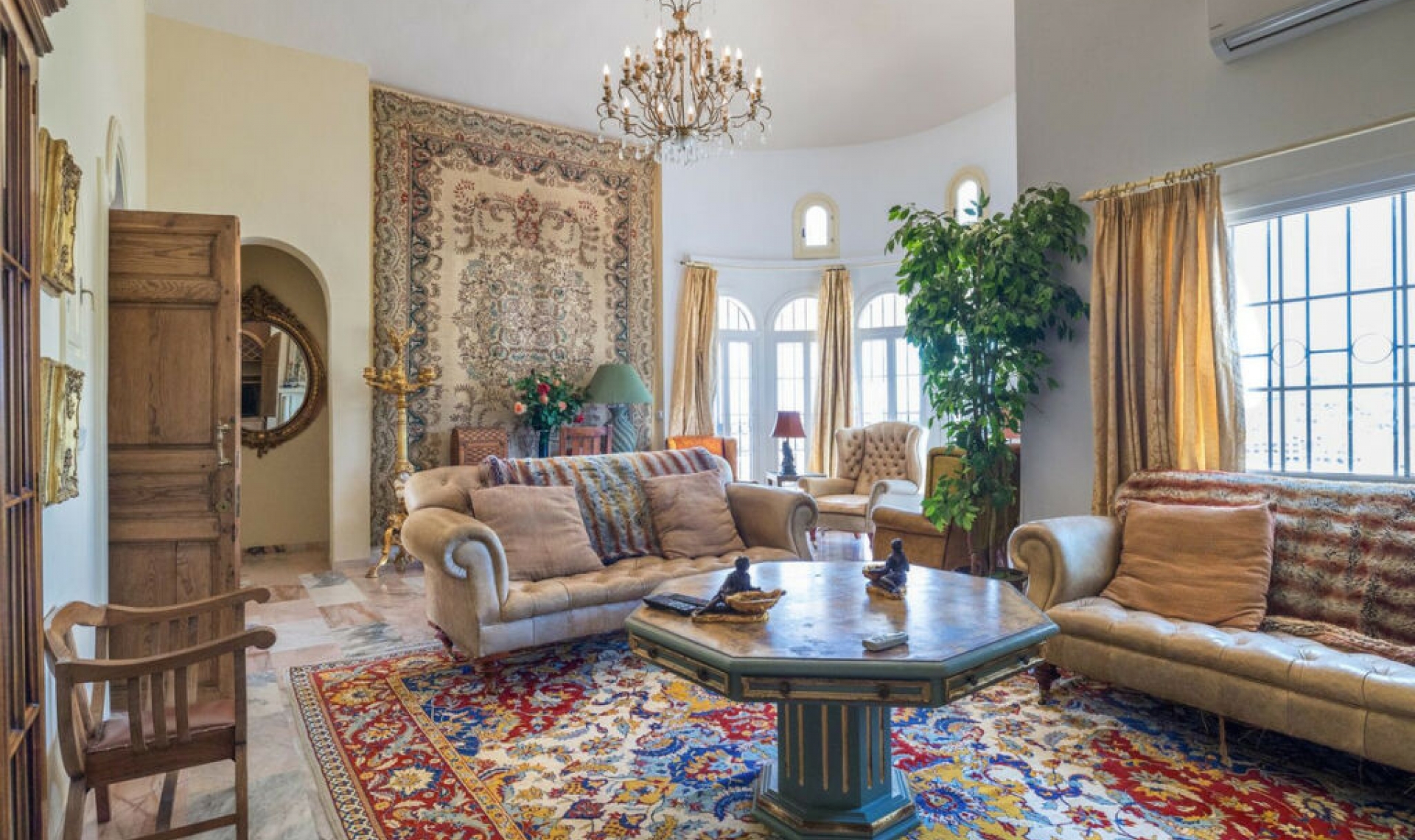 Resale - House -
Estepona