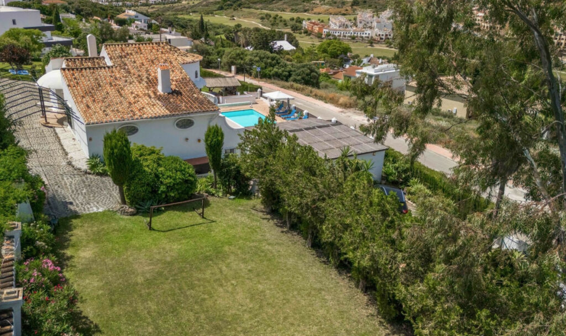 Resale - House -
Estepona