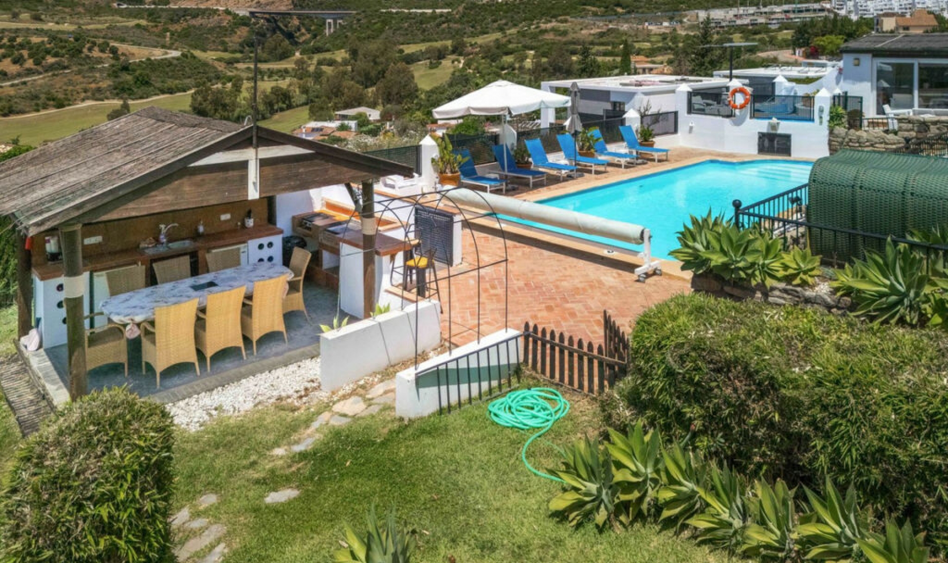 Resale - House -
Estepona