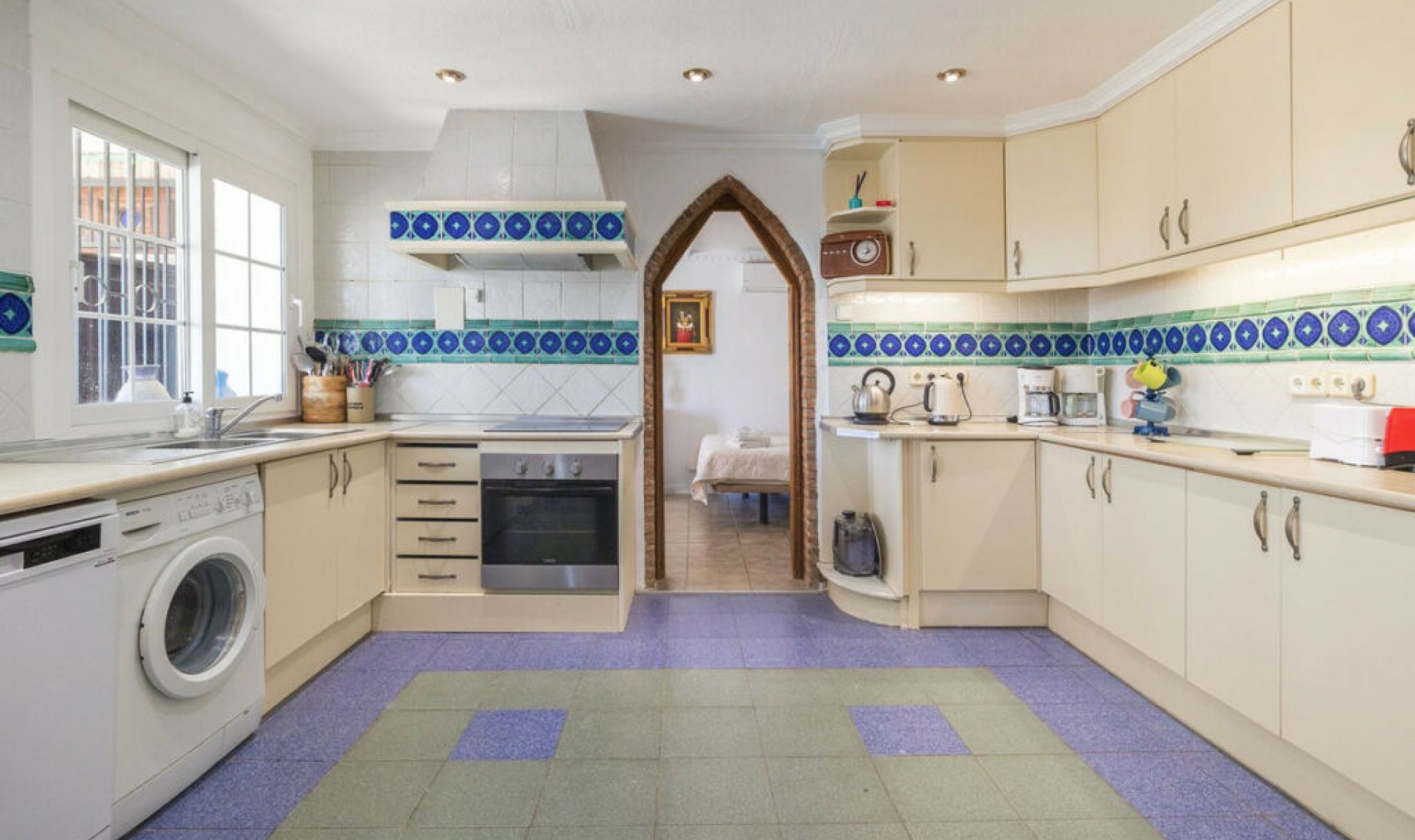 Resale - House -
Estepona