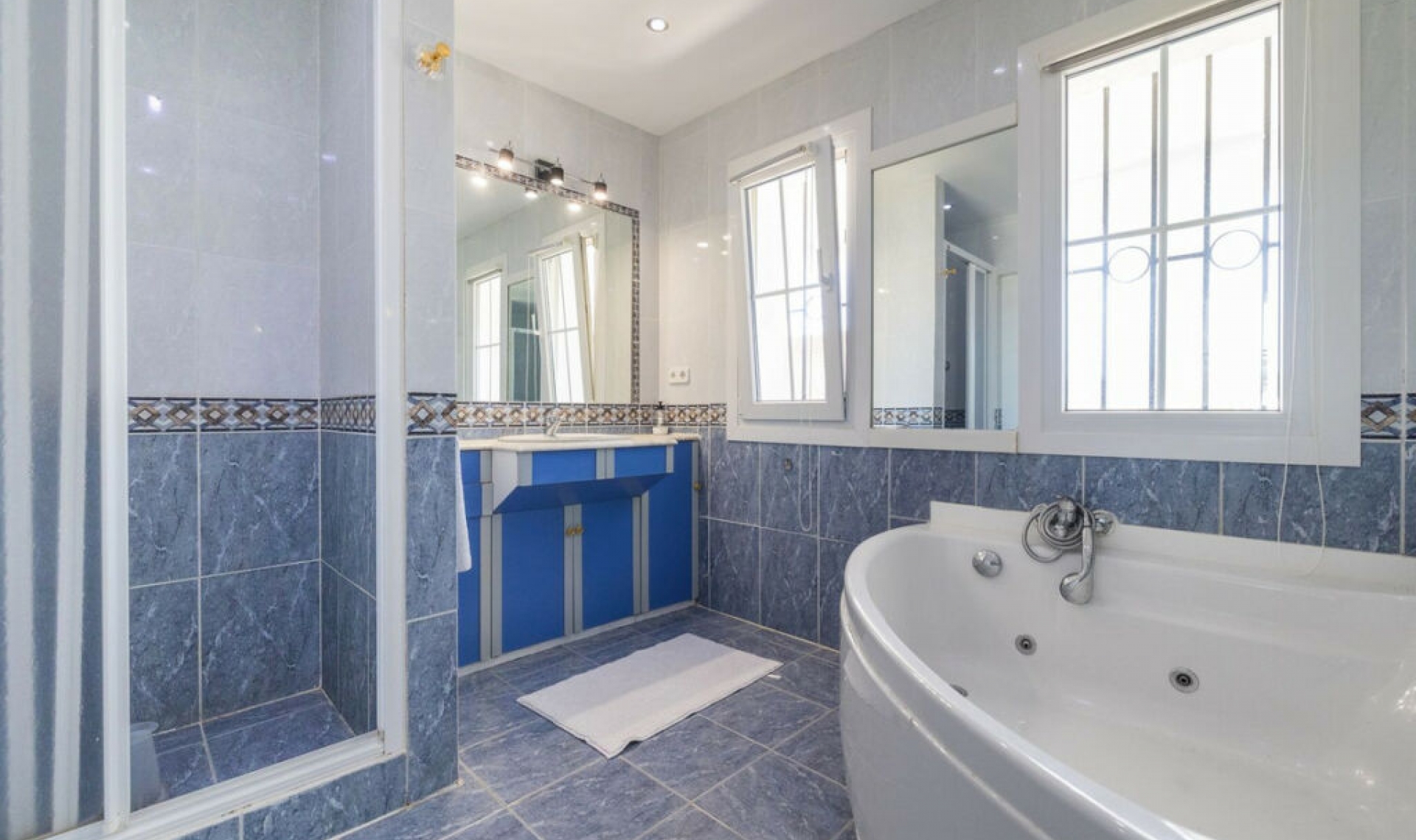 Resale - House -
Estepona