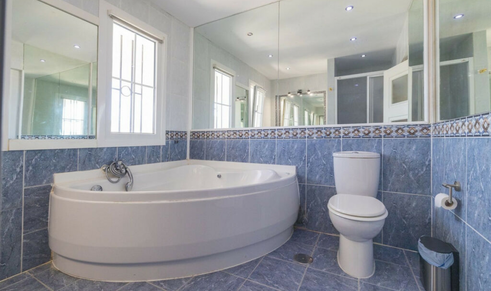 Resale - House -
Estepona