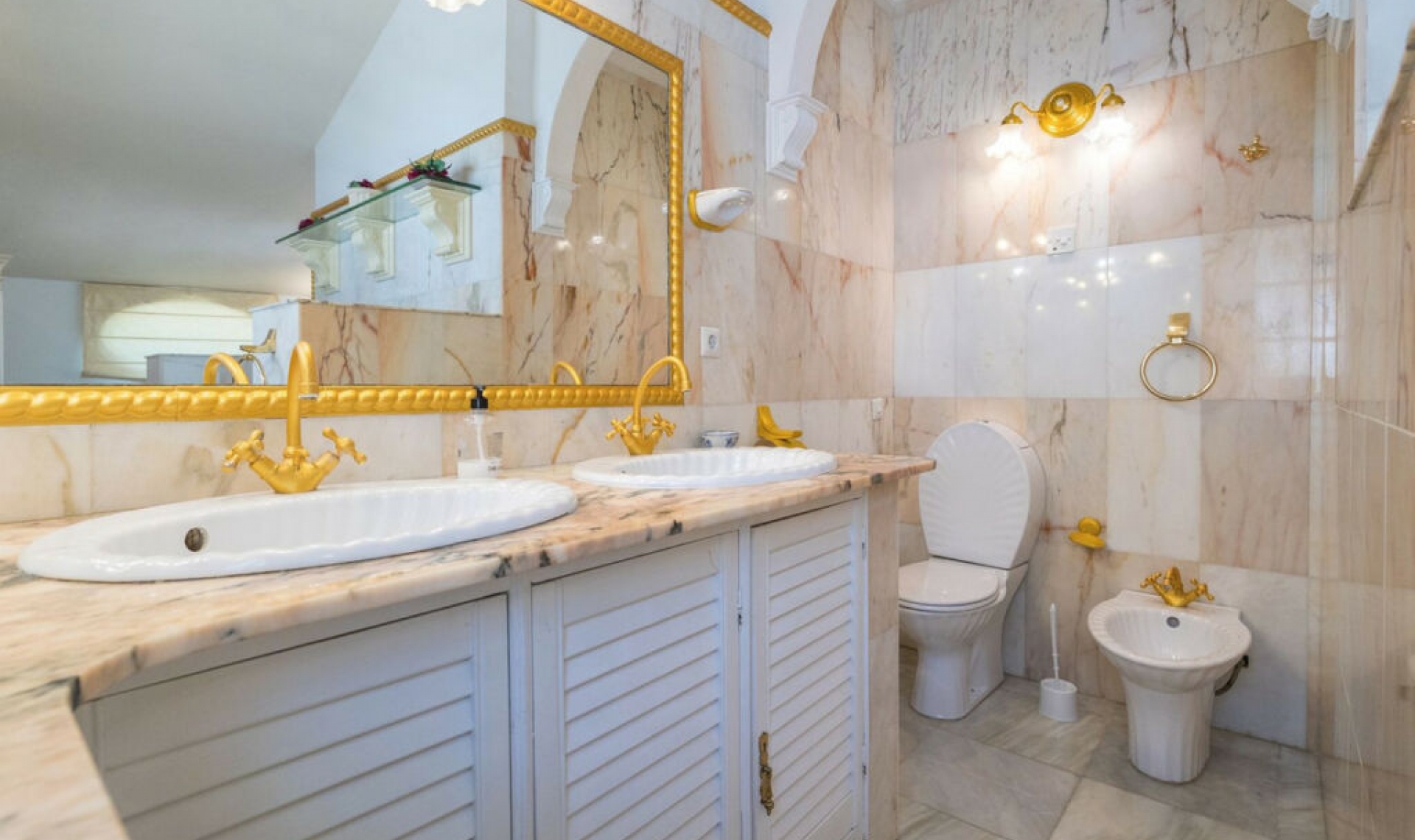 Resale - House -
Estepona