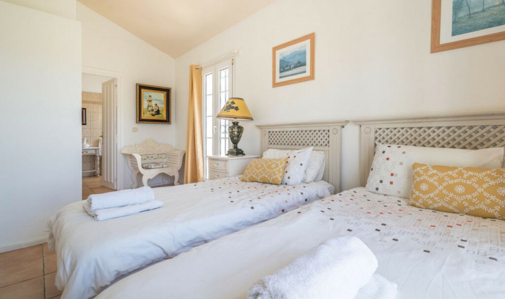 Resale - House -
Estepona