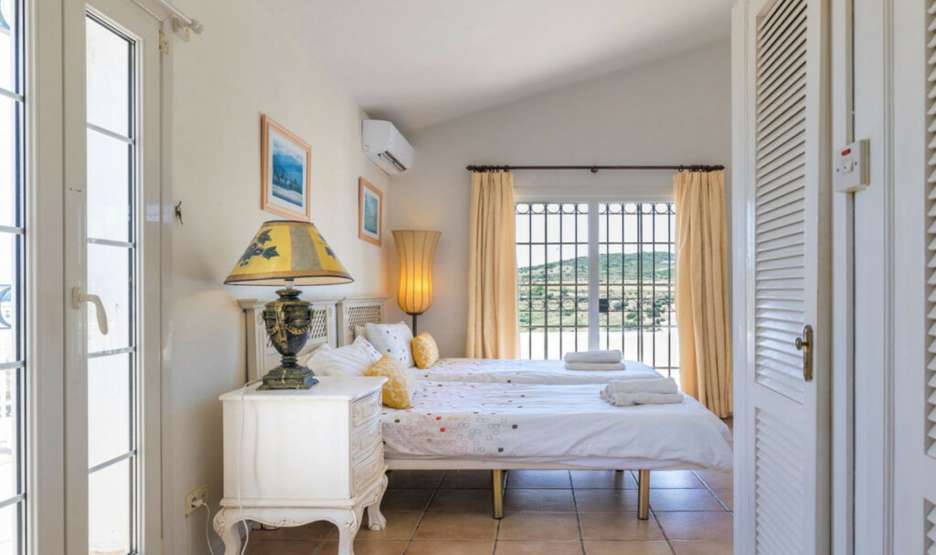 Resale - House -
Estepona