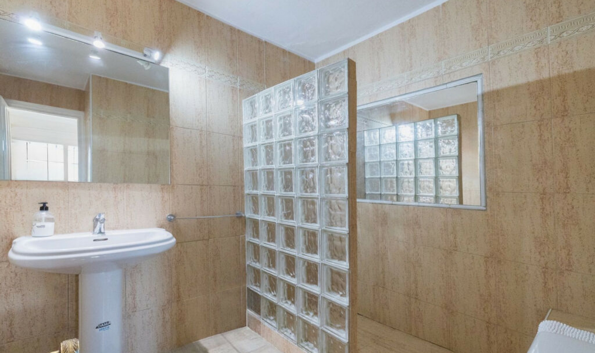 Resale - House -
Estepona