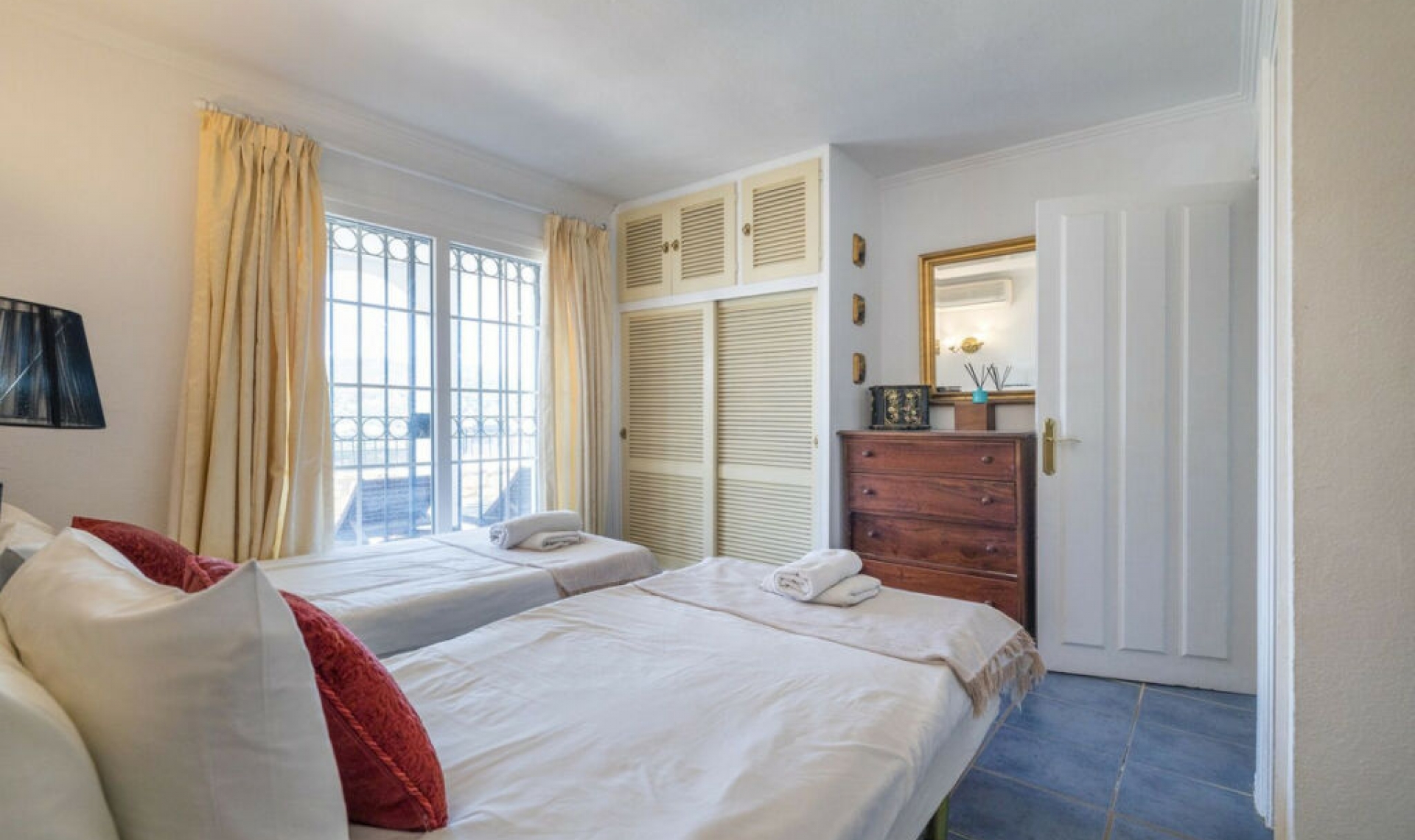 Resale - House -
Estepona