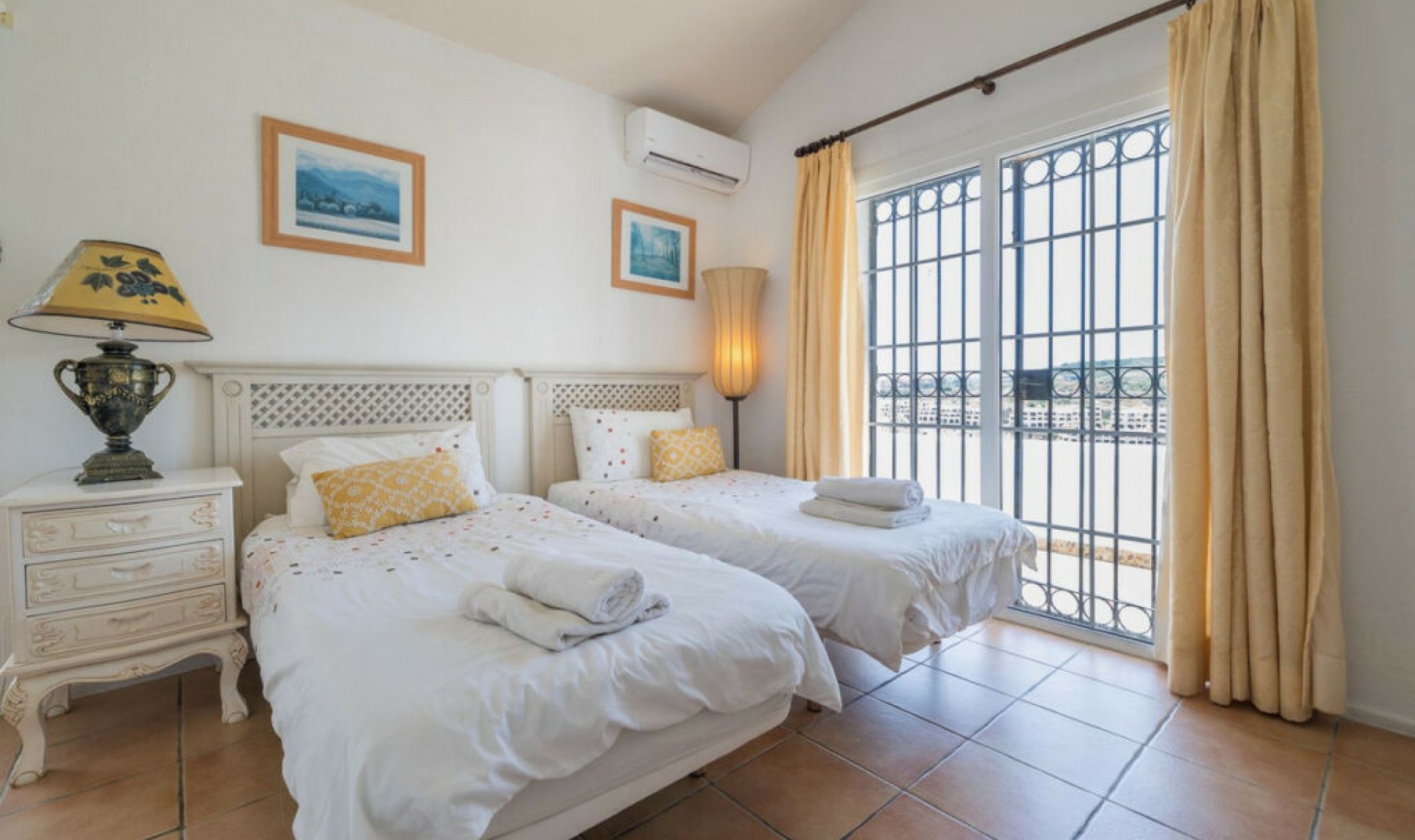 Resale - House -
Estepona