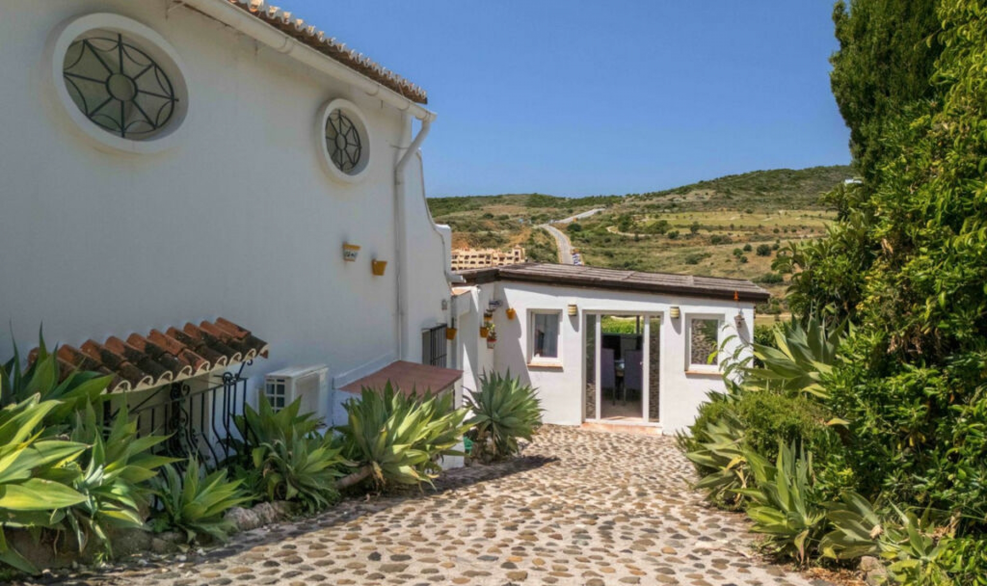 Resale - House -
Estepona