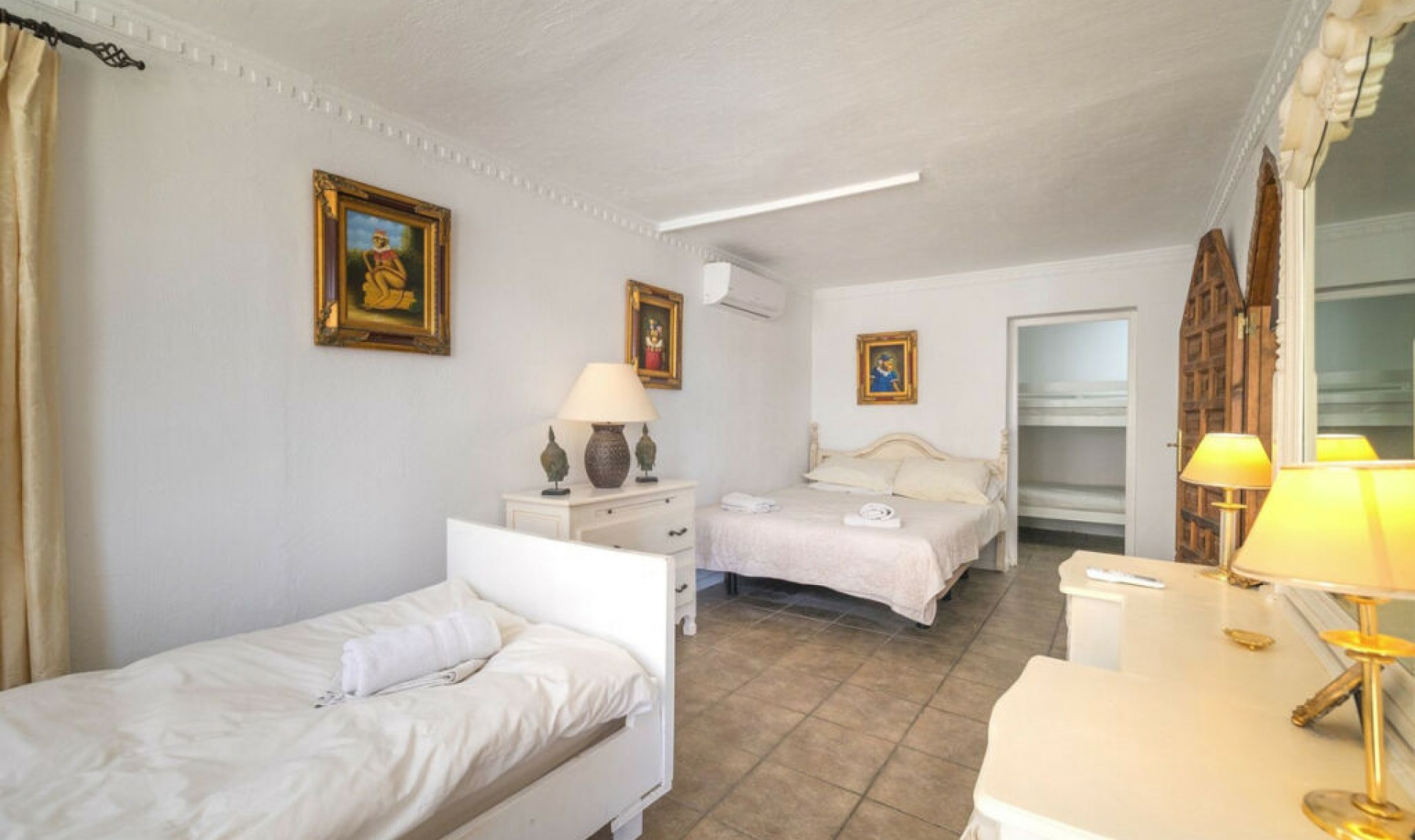 Resale - House -
Estepona