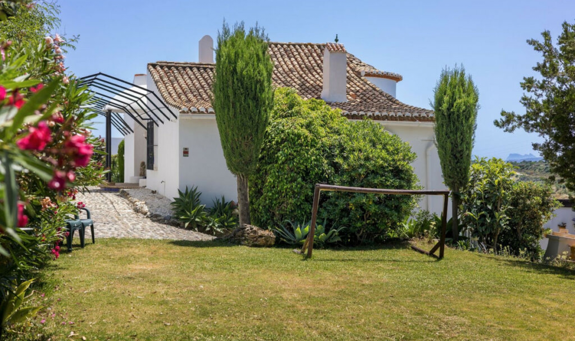 Resale - House -
Estepona