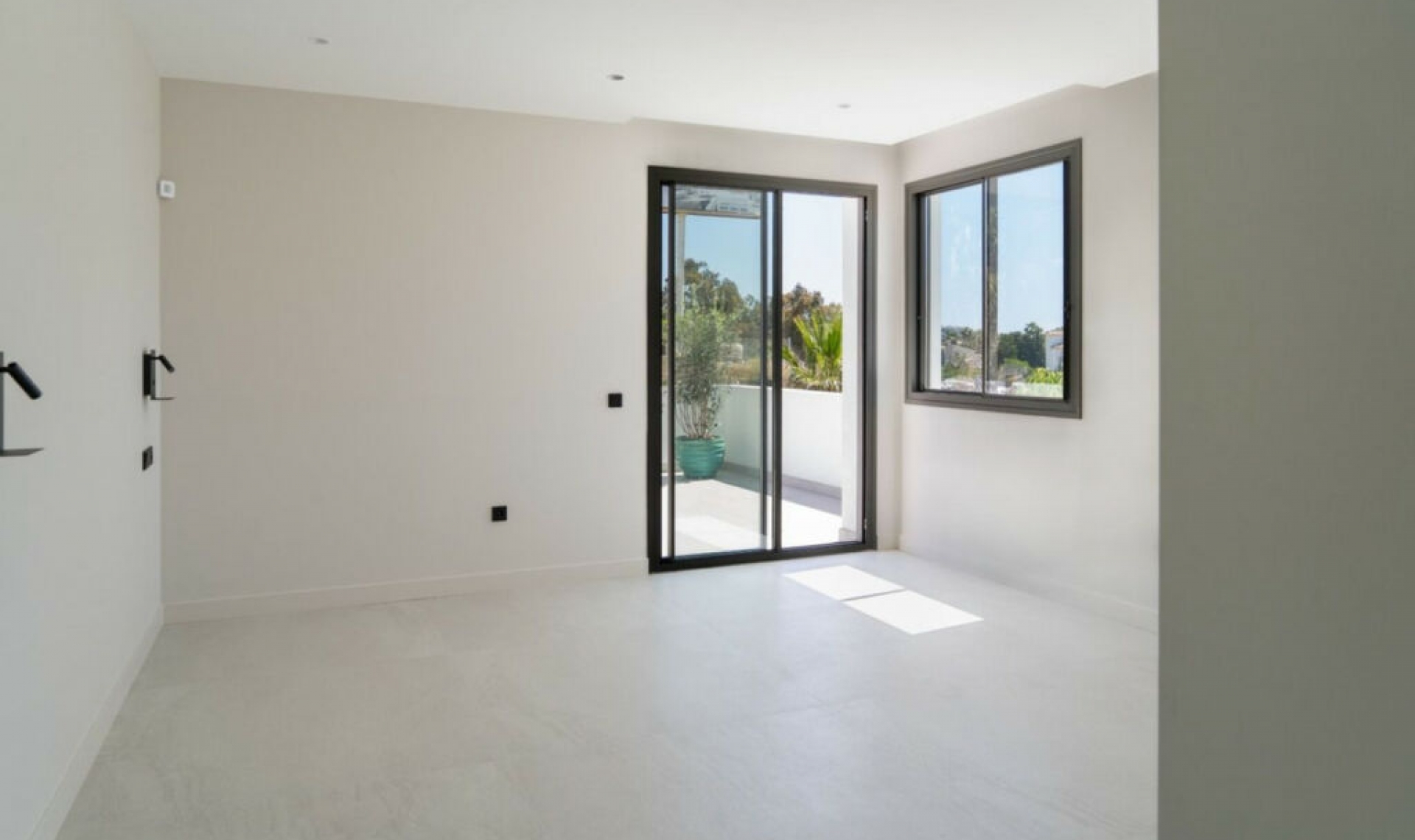 Resale - House -
Estepona