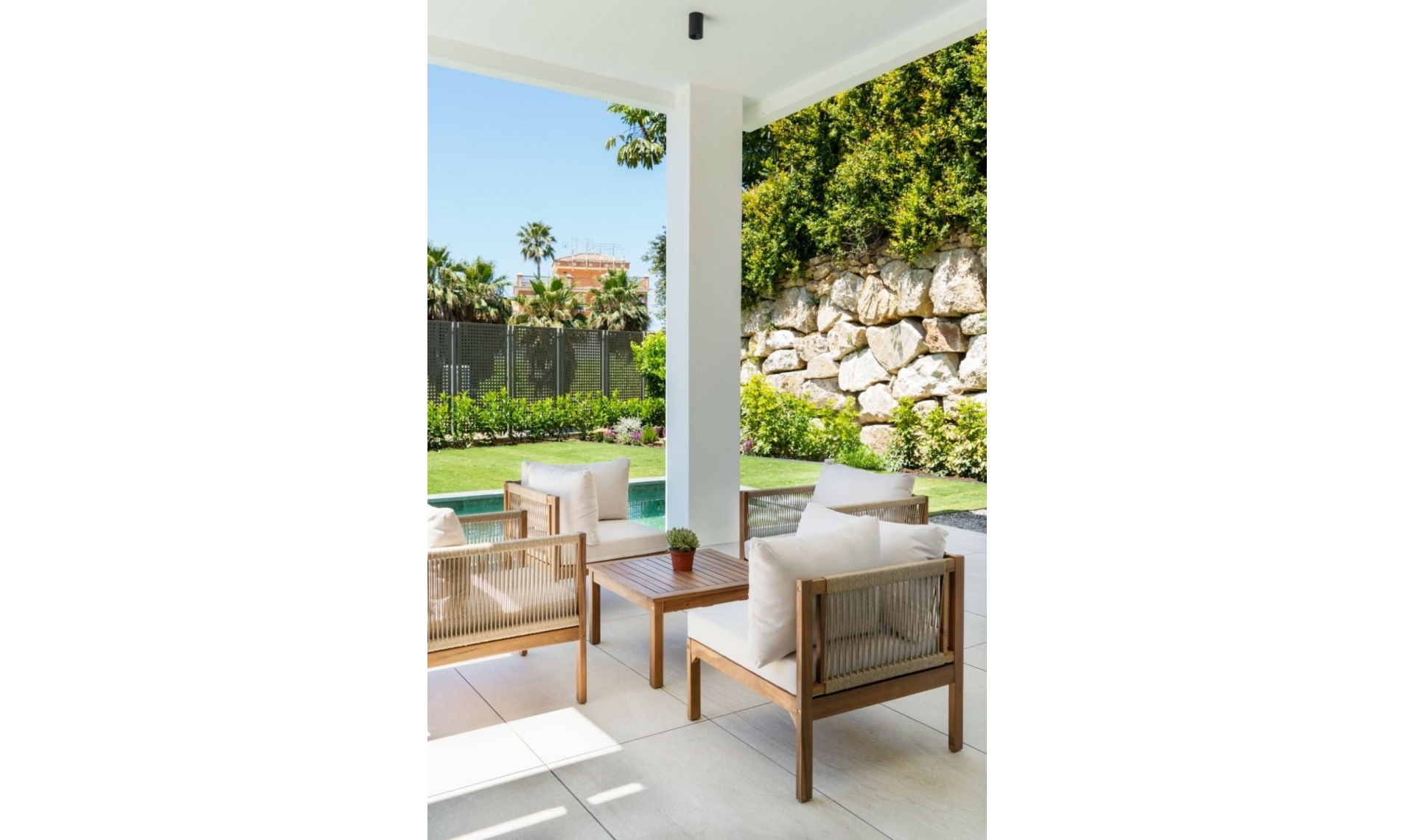 Resale - House -
Estepona