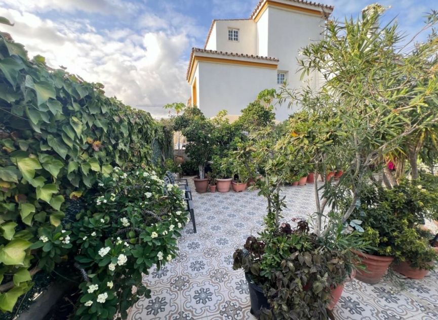 Resale - House -
Estepona