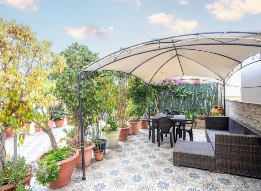 Resale - House -
Estepona