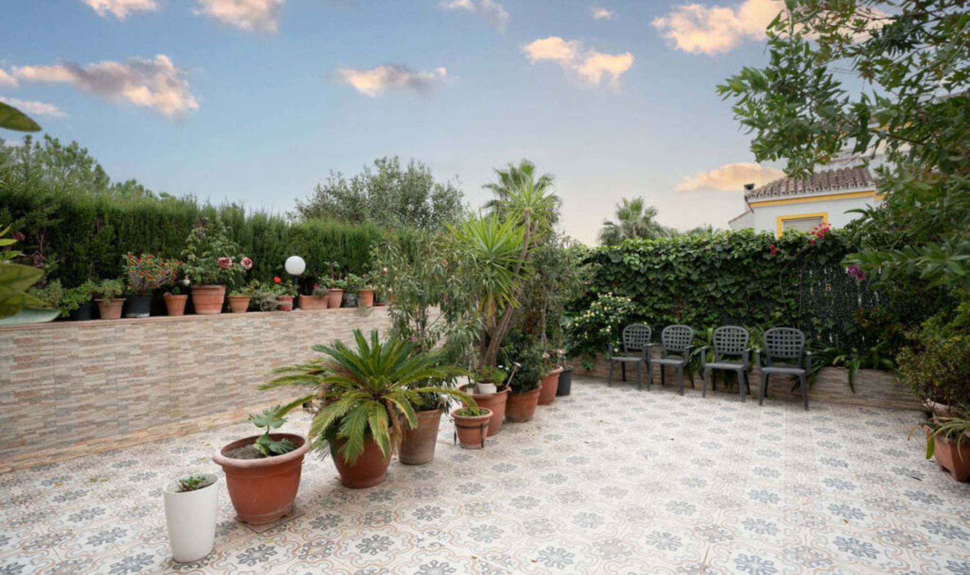 Resale - House -
Estepona