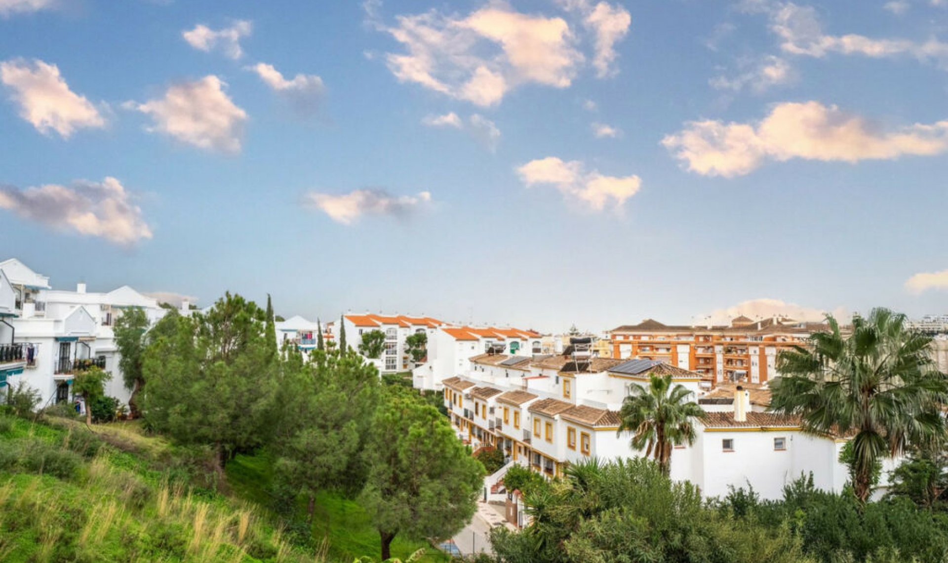 Resale - House -
Estepona