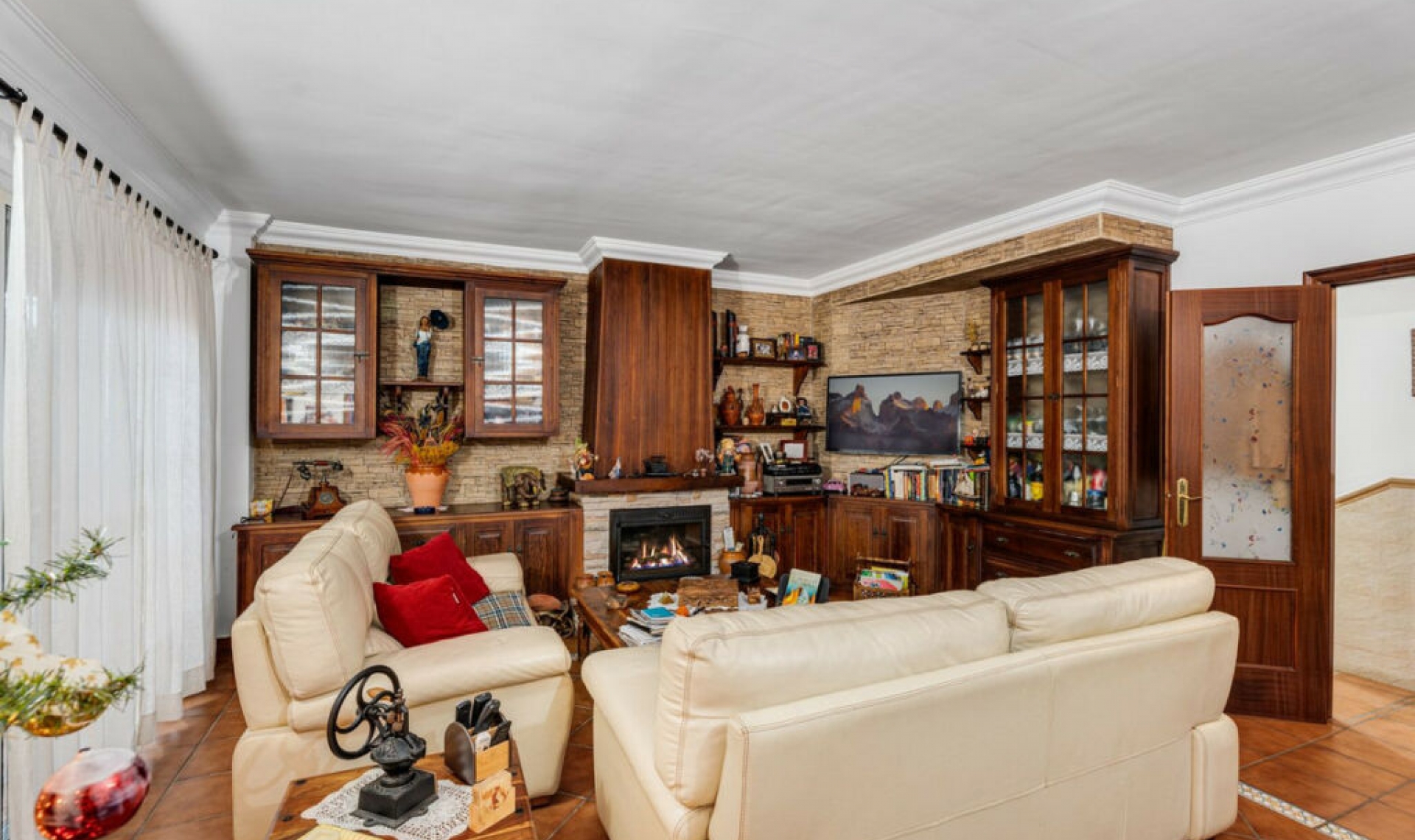 Resale - House -
Estepona