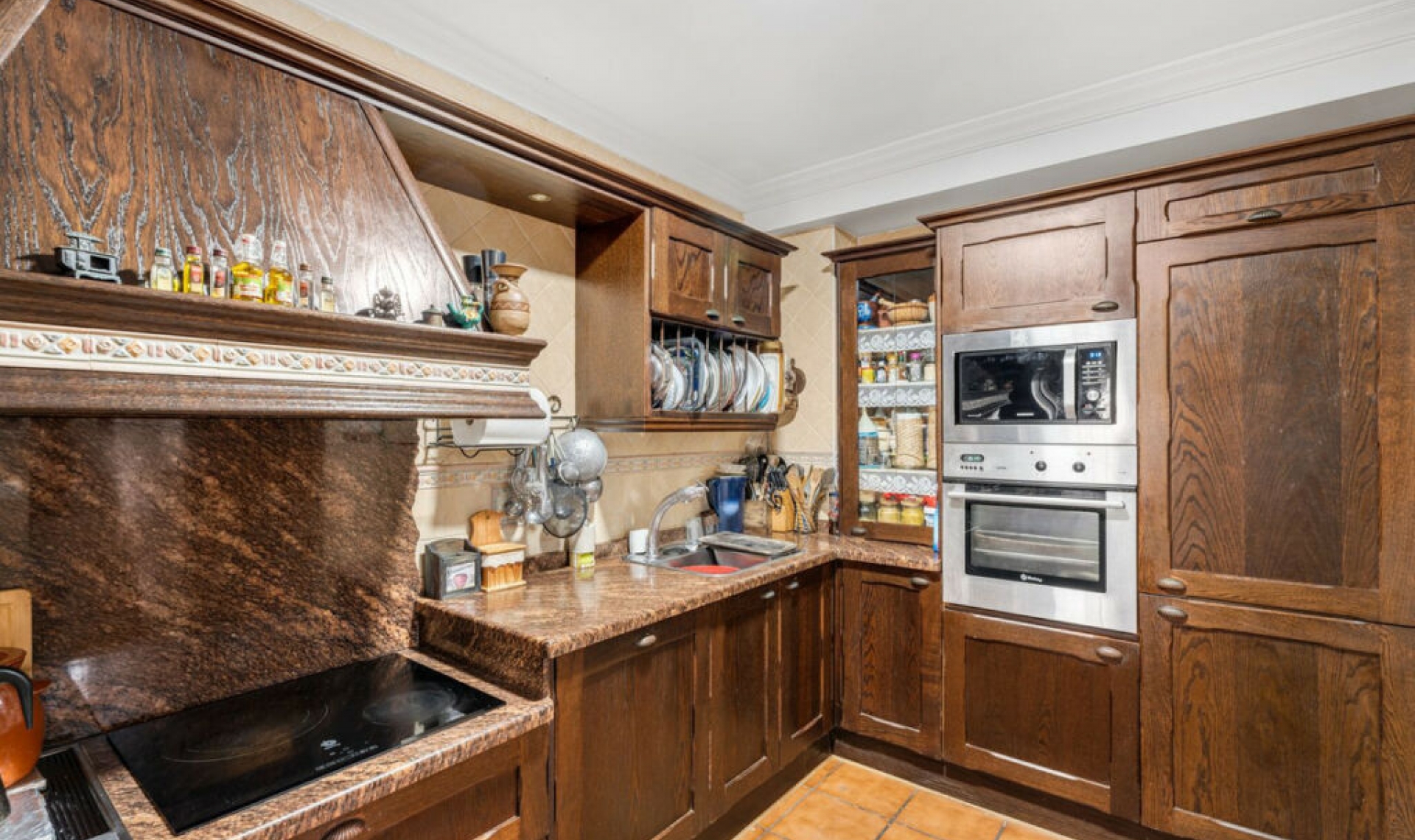 Resale - House -
Estepona