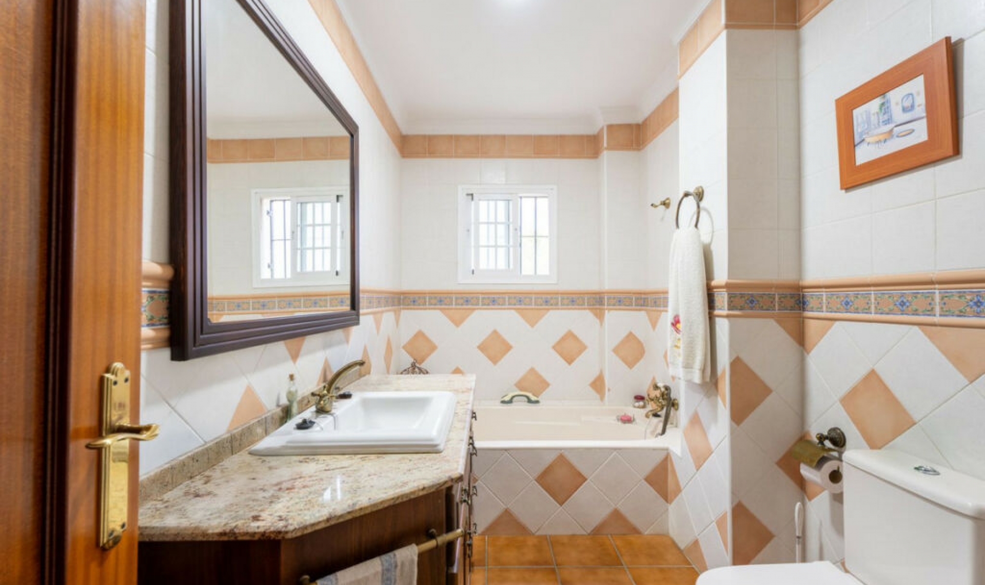 Resale - House -
Estepona