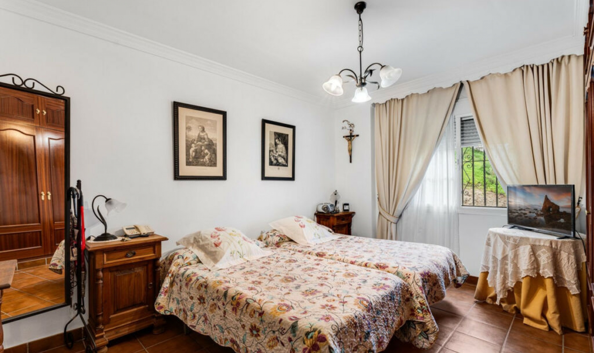 Resale - House -
Estepona