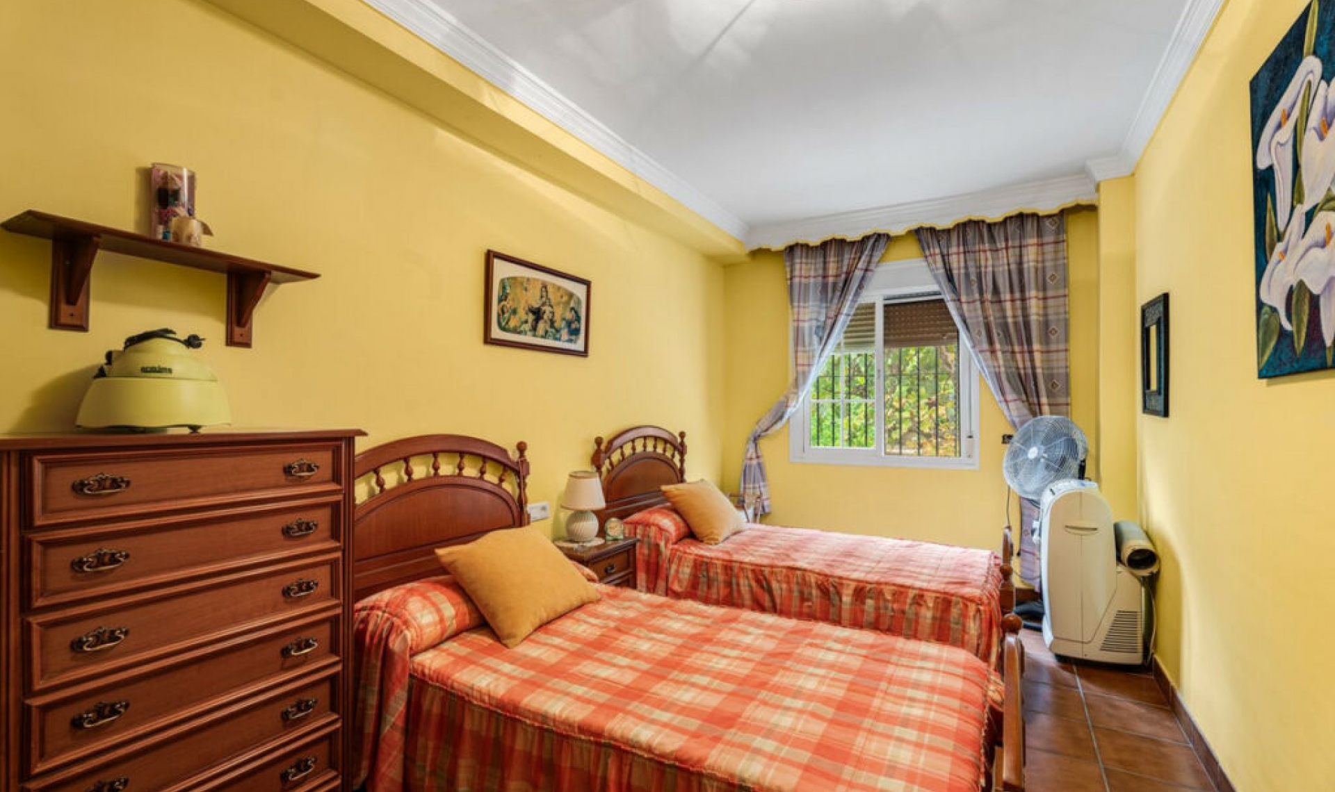 Resale - House -
Estepona