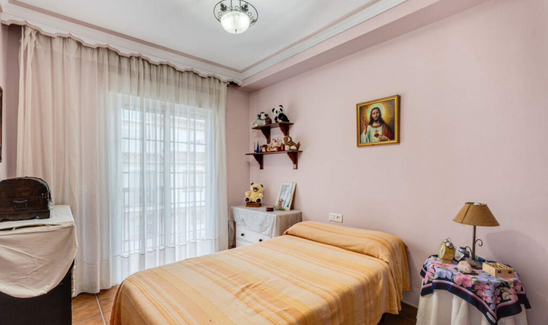 Resale - House -
Estepona